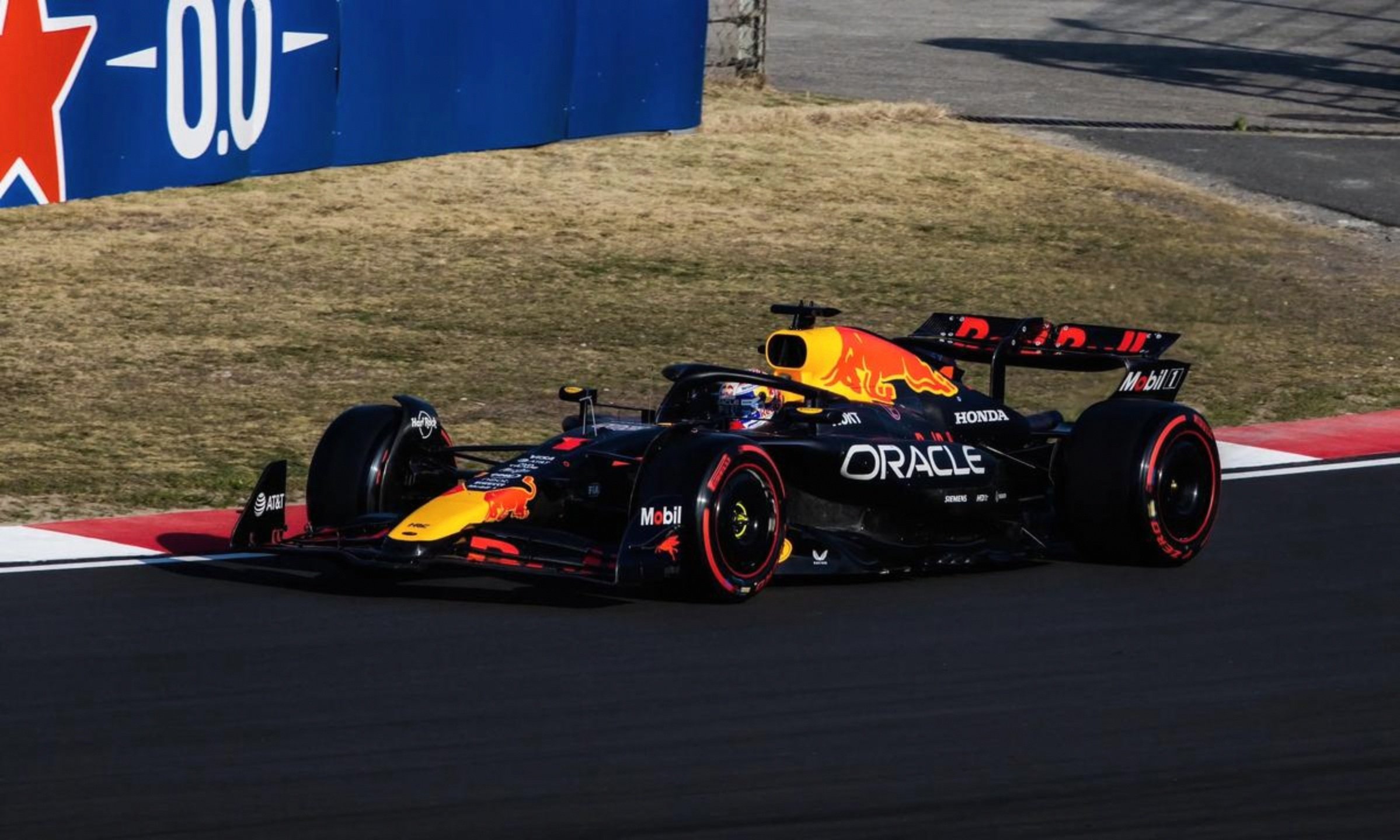 包含红牛二队力克哈斯车队，勒克莱尔统治全场的词条