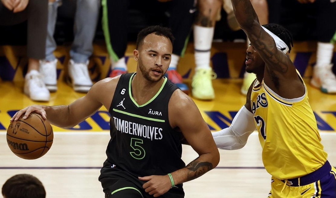 勇士B队强势希腊男篮，凯尔·库兹马送出助攻的简单介绍