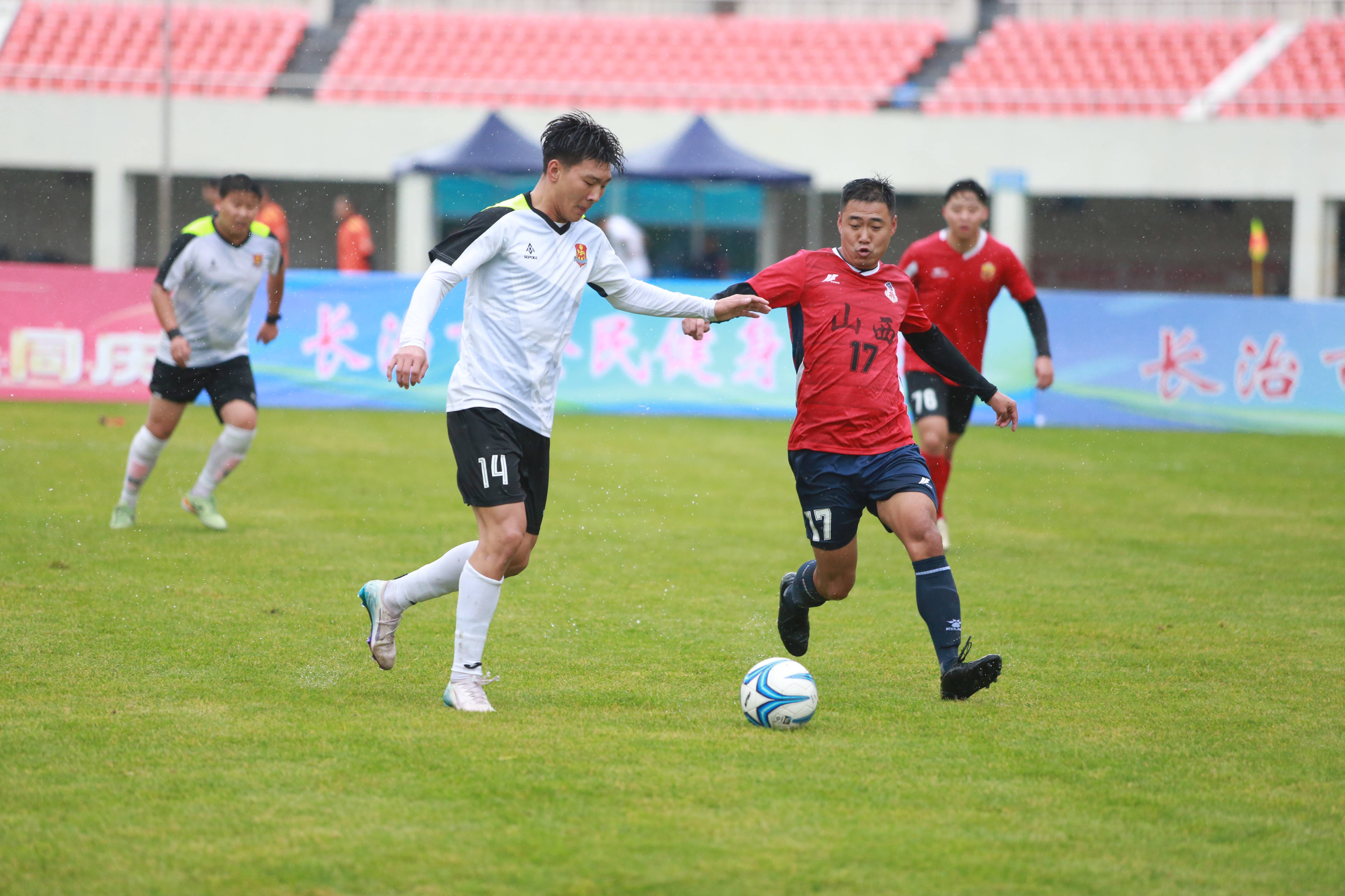 包含一场国内职业足球赛事引发激烈辩论，讨论纷纷，球迷热情高涨的词条