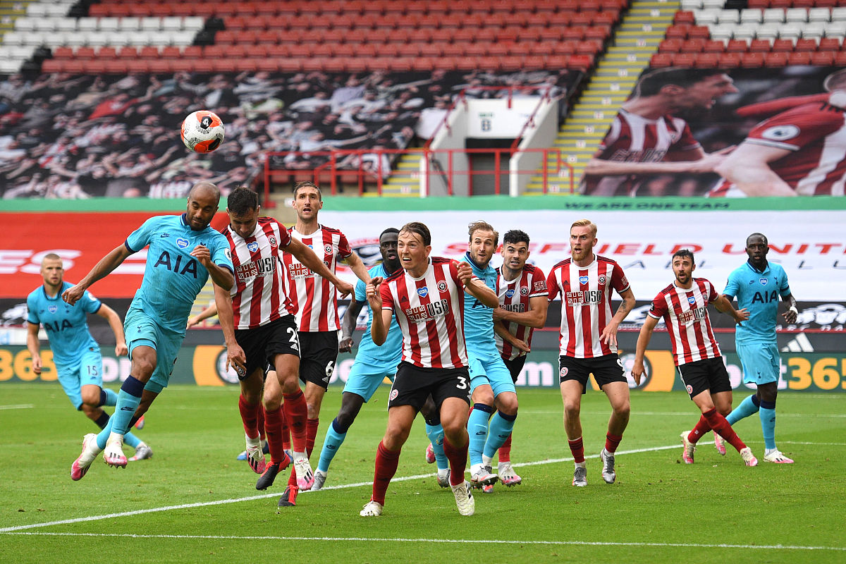 球员们在比赛中充满激情，引领球队获胜